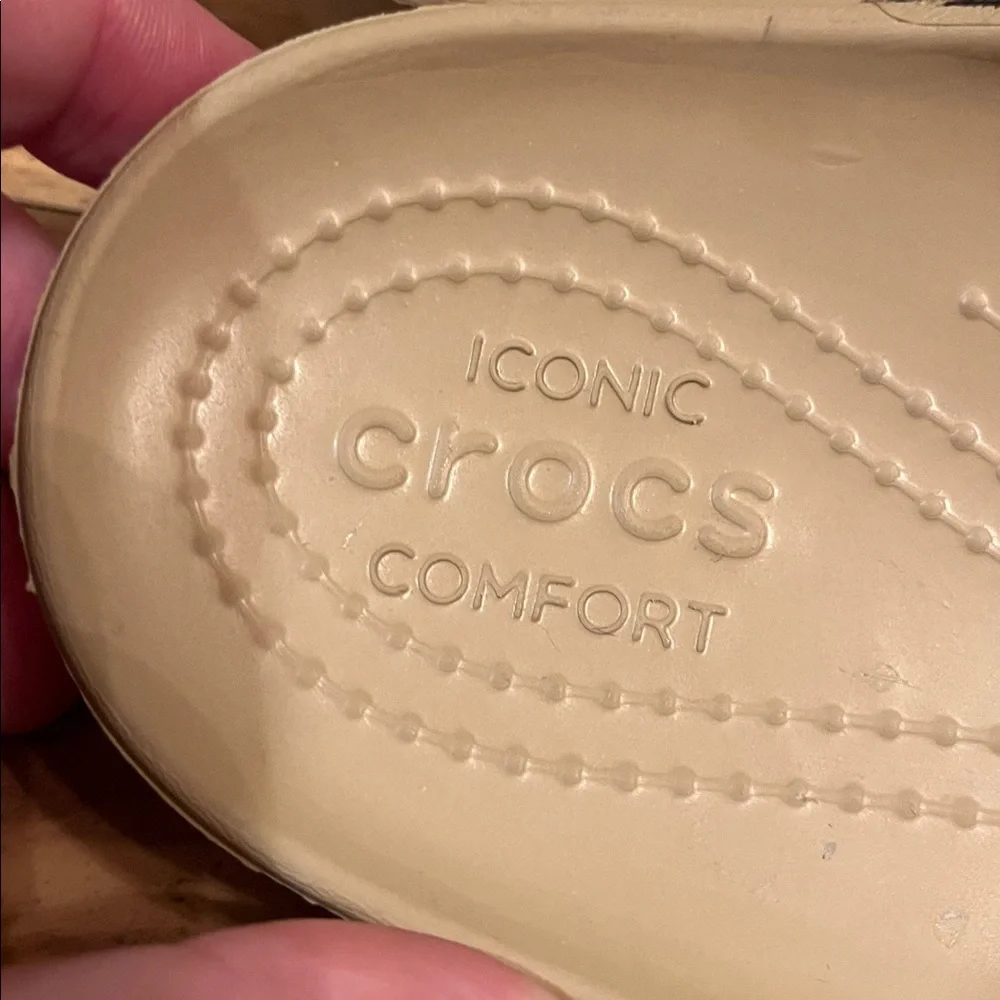 CROCS Iconic Comfort Women's Size 7 Beige Flip Flop Sandals Leopard Print Straps